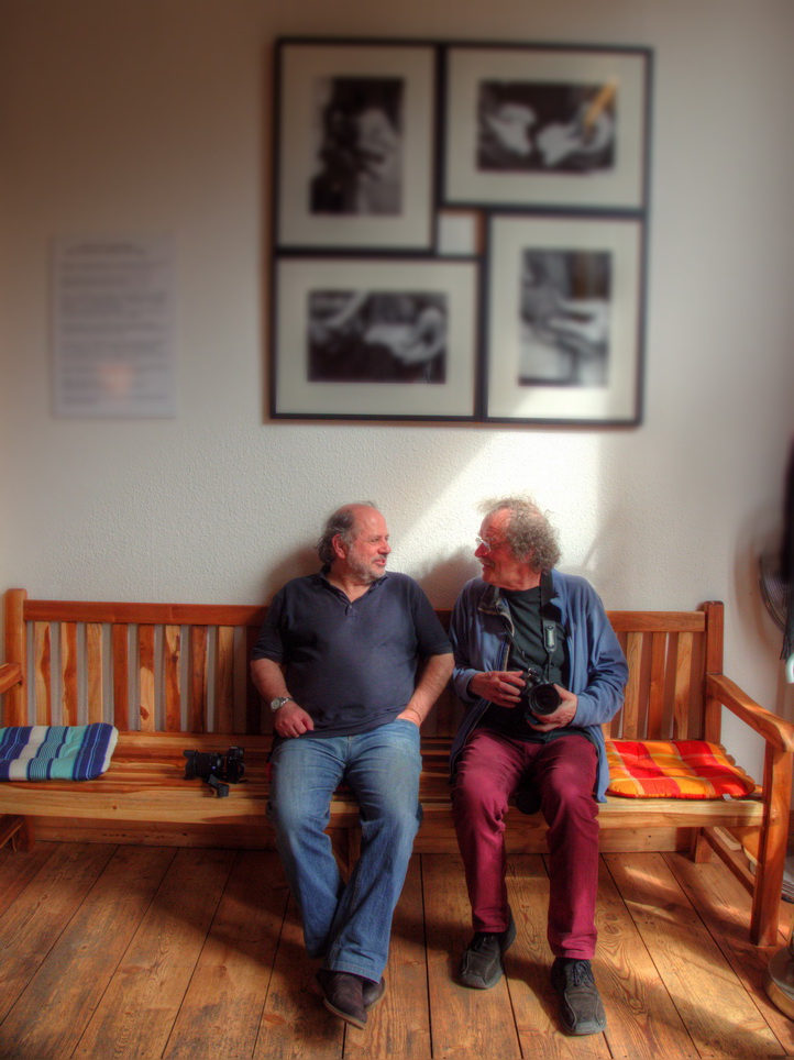 von links: Jochen Vogler und Kurt Feisel im Cafe Tacheles, hinter ihnen Fotos der Ausstellung - Foto: Michael Mahlke